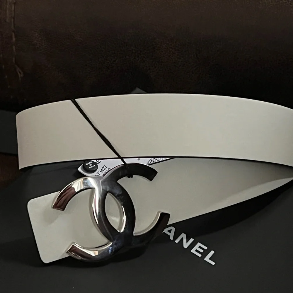 CHANEL ❤️‍🔥❤️‍🔥NEW CC LOGO REVERSIBLE BLACK AND WHITE LEATHER BELT Size 75